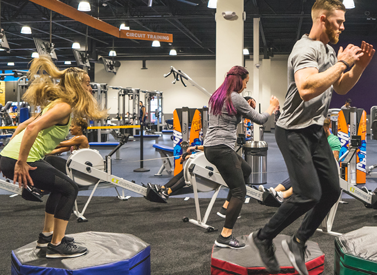 people in group fitness class