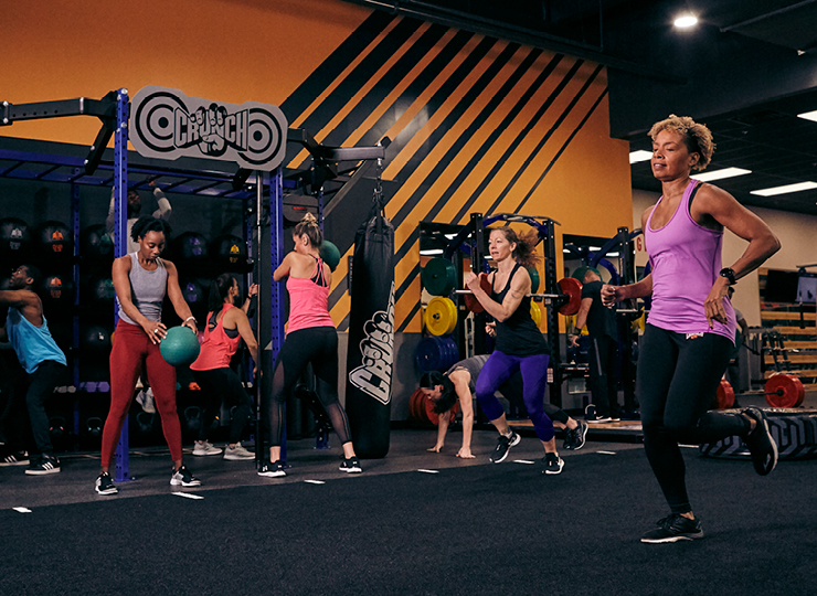 people in dropsetHIIT class at crunch fitness