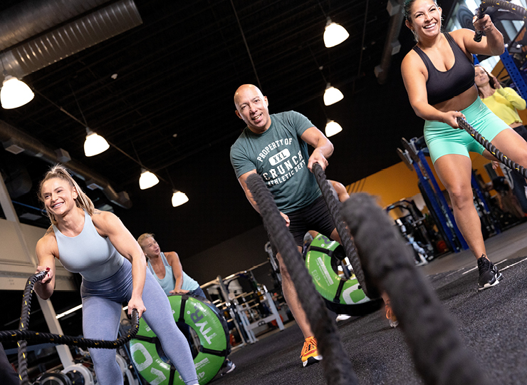 people in muscle maker class at Crunch fitness