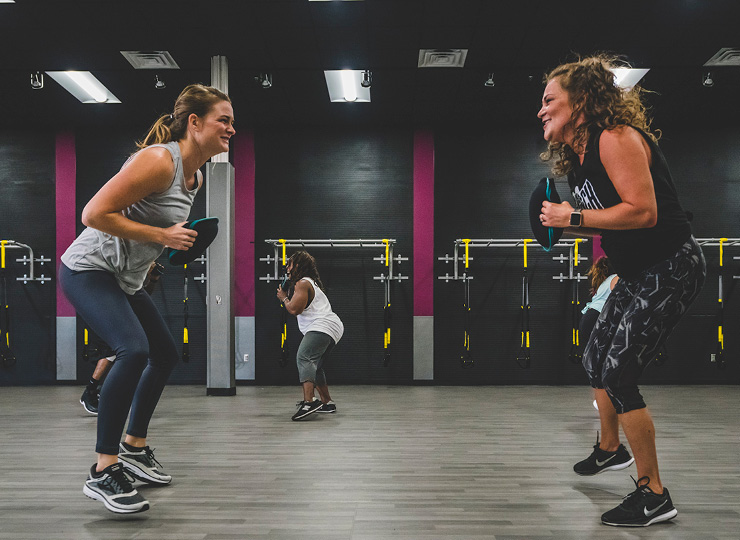 people in slammed class at crunch fitness