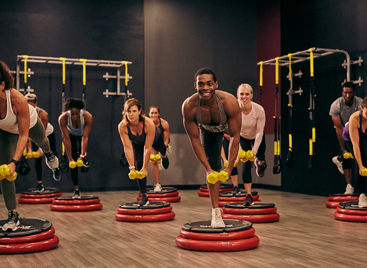 people in hardcore 360 class at crunch fitness