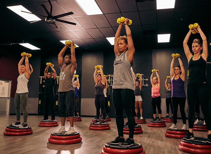 people in hardcore 360 class at crunch fitness